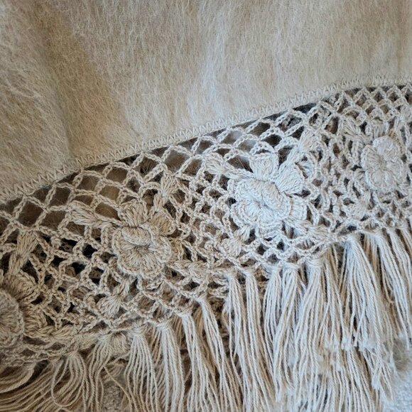 Alpaca Camargo open poncho/shawl. - Picture 6 of 8